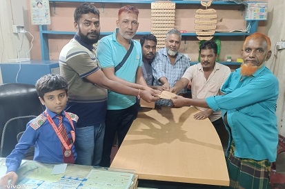 দিনাজপুর ফল ব্যবসায়ী কল্যাণ সমিতির দু'সদস্যকে আর্থিক সহায়তা