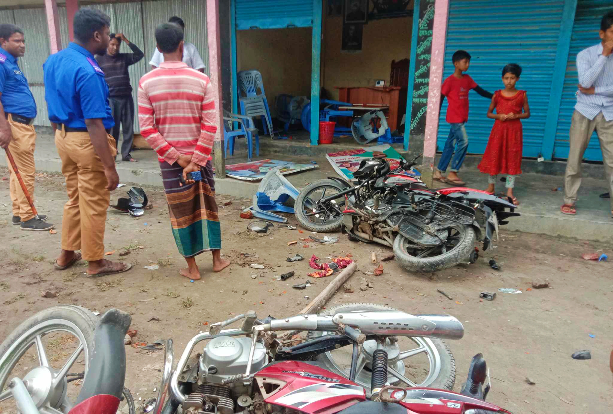 হাতীবান্ধায় মামলার আসামী করা নিয়ে দ্বন্দ্বে সংঘর্ষ, আহত ১০