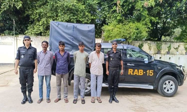 সমুদ্র পথে পাচার: লক্ষাধিক ইয়াবা সহ চার মাদক কারবারি আটক