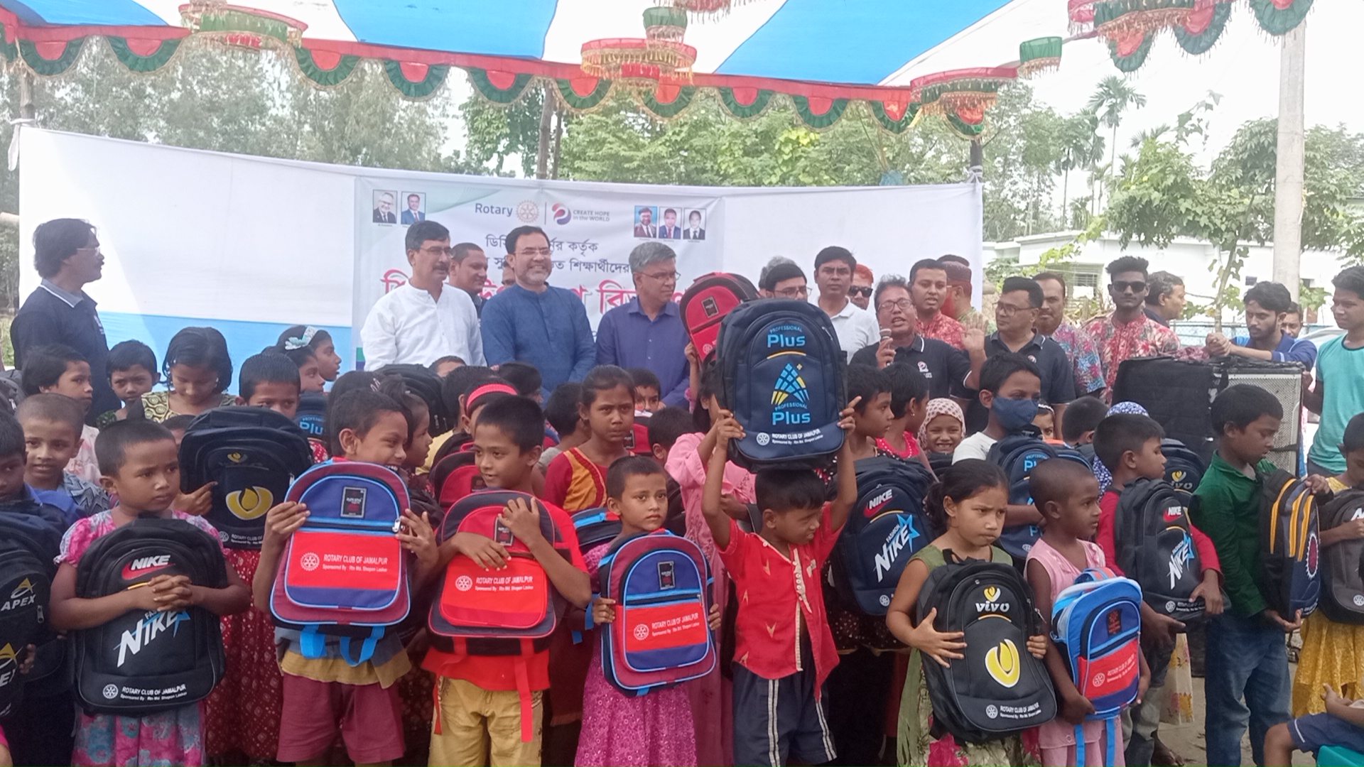 জামালপুরে রোটারী ক্লাবের উদ্যোগে শিক্ষা উপকরণ বিতরণ