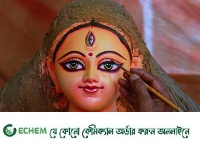 শেষ মুহূর্তে দেবীকে সাজিয়ে তুলতে নিরলস কাজ করছেন প্রতিমা শিল্পীরা