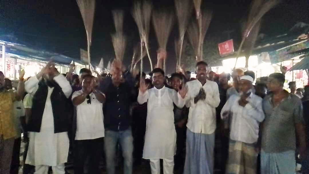 নোয়াখালীতে ৩ ইউনিয়নে যুবলীগের আহ্বায়ক কমিটি ঘোষণা, প্রতিবাদে ঝাড়ু মিছিল
