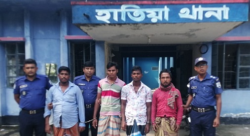নোয়াখালীতে ইলিশ ধরায় ৪ জেলেকে আটক