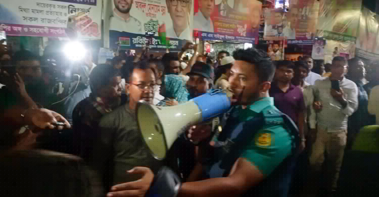 অনমুতি না দেওয়া পর্যন্ত সমাবেশস্থল থেকে দু’দলকে সরে যেতে বলল পুলিশ