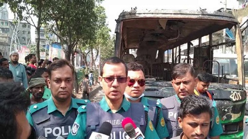 যাত্রীবেশে তাঁতীবাজারে বিহঙ্গ বাসে আগুন, আটক এক