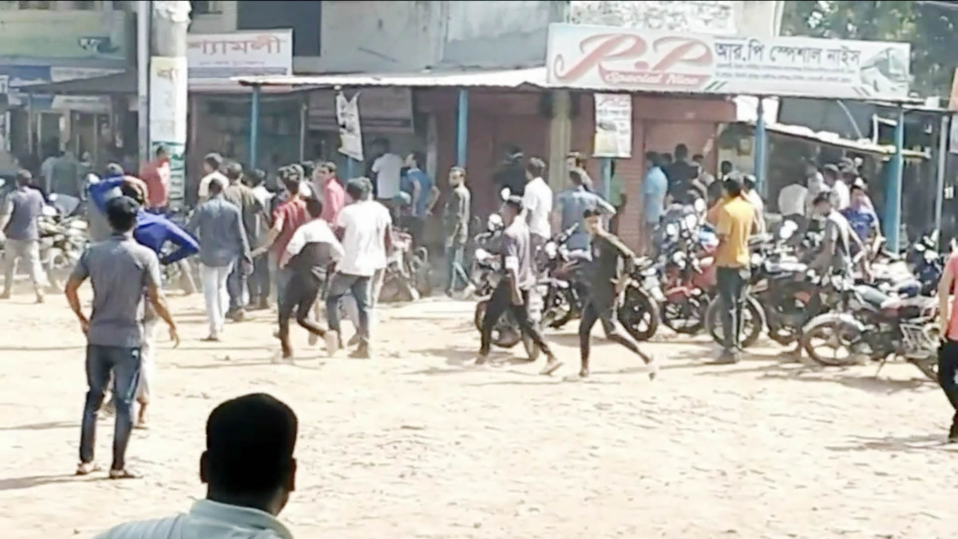 নাটোরে এমপি সমর্থকদের দুই গ্রুপের সংঘর্ষে কাউন্সিলর সহ আহত ৭