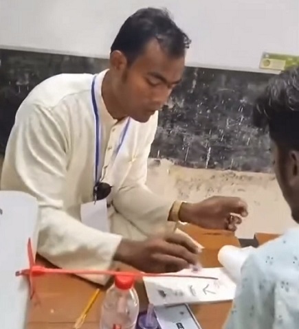 লক্ষ্মীপুর-৩ উপনির্বাচনে কেন্দ্র দখল করে প্রকাশ্যে নৌকায় সিল