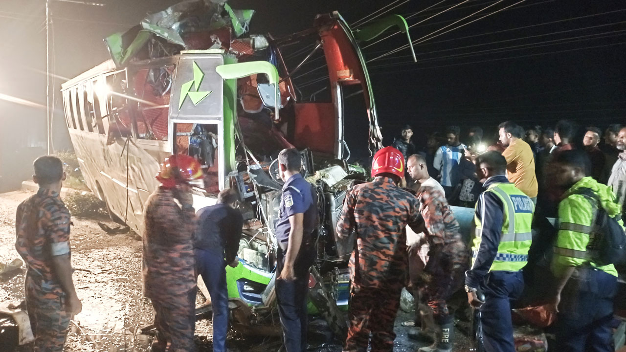 ময়মনসিংহে পিকআপকে ধাক্কা দিয়ে ডিভাইডারে বাস, নিহত অন্তত  ৪
