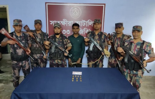 সাতক্ষীরায় ১০টি স্বর্ণের বারসহ চোরাকারবারি আটক