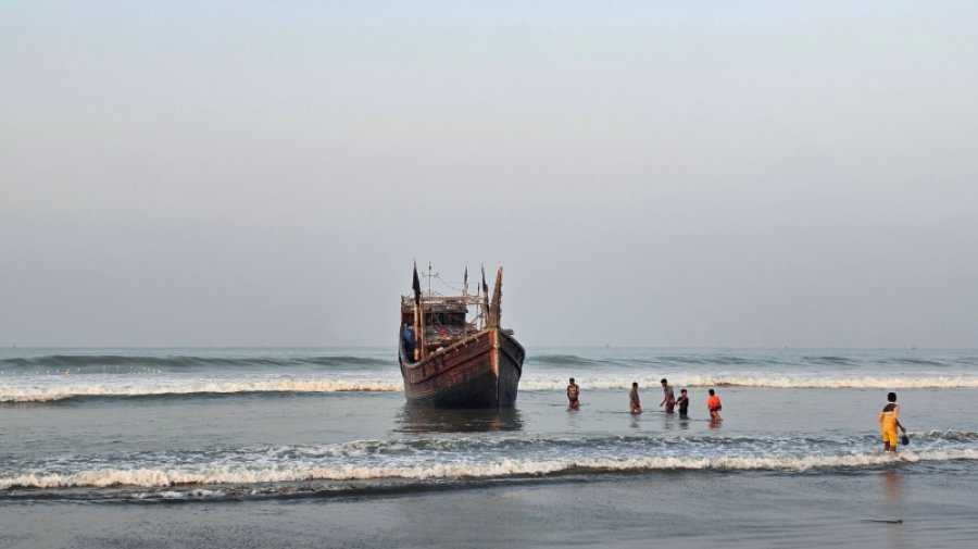 মালয়েশিয়া যাওয়ার পথে ট্রলারসহ দেড়শ রোহিঙ্গা উদ্ধার