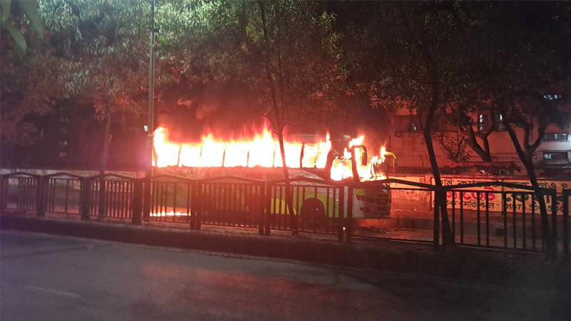 ঢাকায় ৪০ মিনিটে ৩ বাসে আগুন