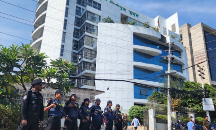 নির্বাচন ভবনে কড়া নিরাপত্তায় র‌্যাবের টহল