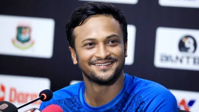 তিনটি আসনে নৌকার মনোনয়ন ফরম নিয়েছেন সাকিব আল হাসান