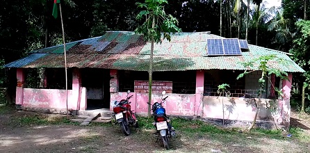 নোয়াখালীতে ঝরাজীর্ণ ঘরে চলছে ভূমি সেবা কার্যক্রম