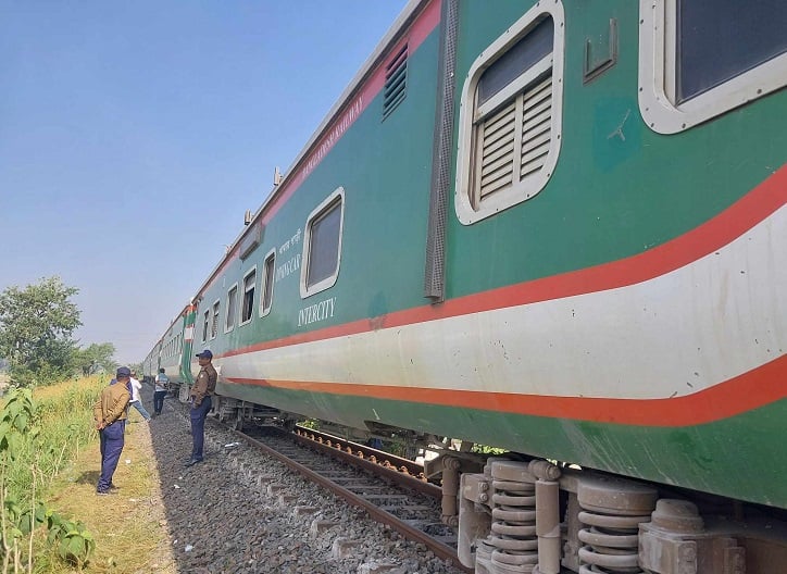 ১০ ঘণ্টা পর উত্তরের পথে রেল চলাচল স্বাভাবিক