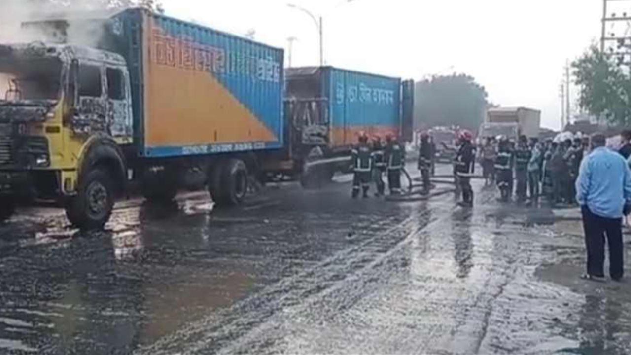 গাজীপুরে কাভার্ডভ্যানে আগুন