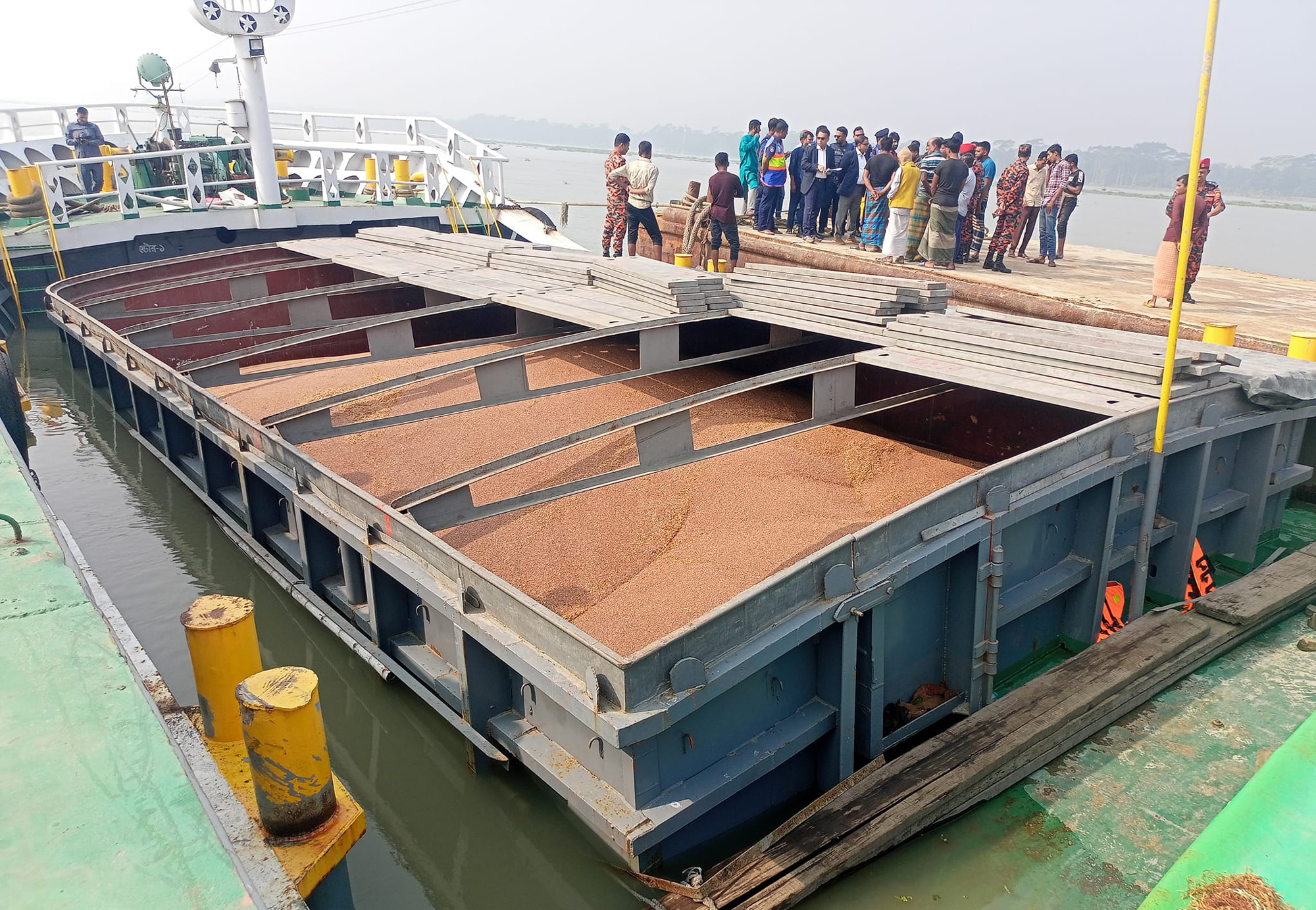 পিরোজপুরে গাবখানে দুই জাহাজের সংঘর্ষ: রক্ষা পে‌লো ডাল বোঝাই জাহাজ