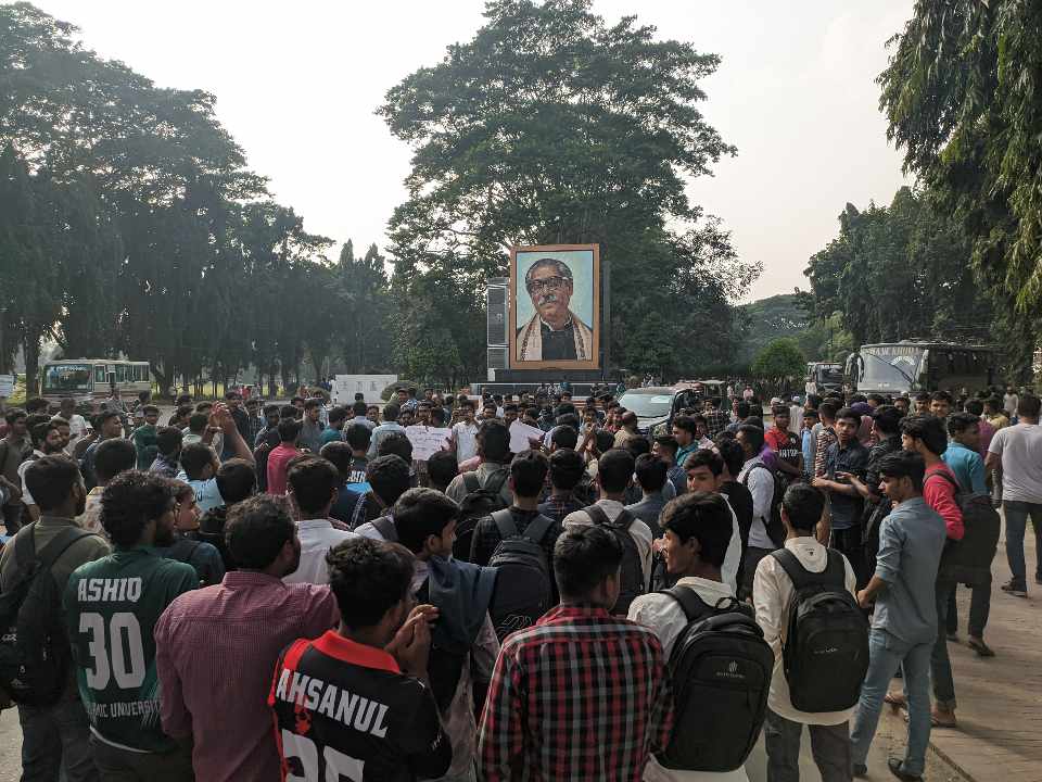 পরীক্ষার দাবিতে ফটক অবরোধ করলেন ইবি শিক্ষার্থীরা