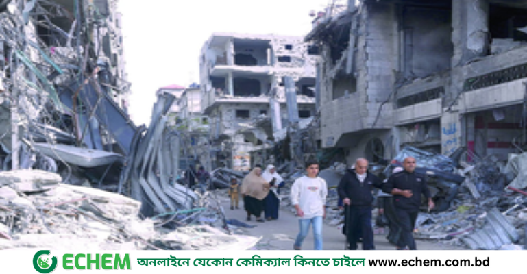 চলছে যুদ্ধবিরতি: বিধ্বস্ত ভবন গুলোর পাশে হাঁটছে ফিলিস্তিনিরা