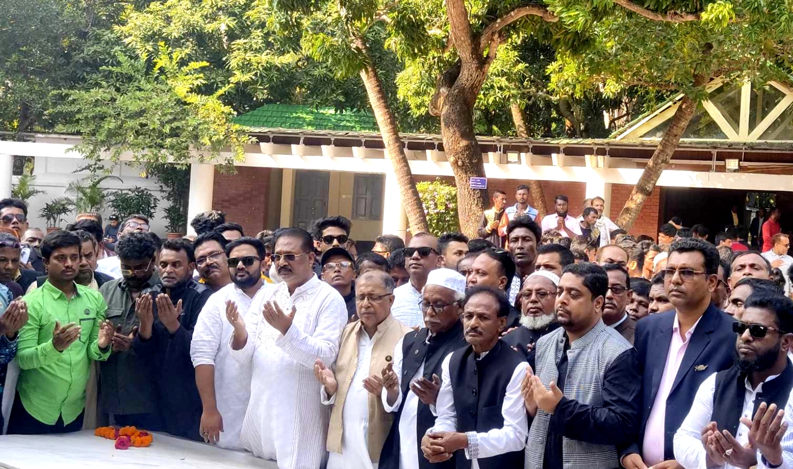 বঙ্গবন্ধুর সমাধিতে খুলনা-৬ নৌকার মাঝি রশীদুজ্জামানের শ্রদ্ধা নিবেদন