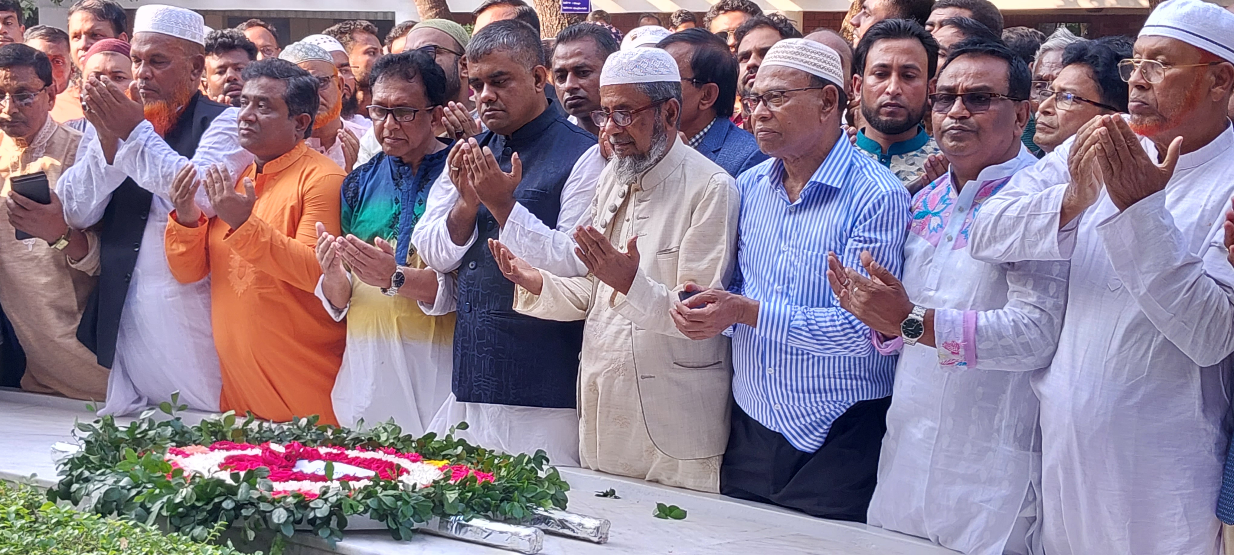 বঙ্গবন্ধুর সমাধিতে বাগেরহাট-৪ আসনে আ'লীগের মনোনয়ন পাওয়া সোহাগের শ্রদ্ধা