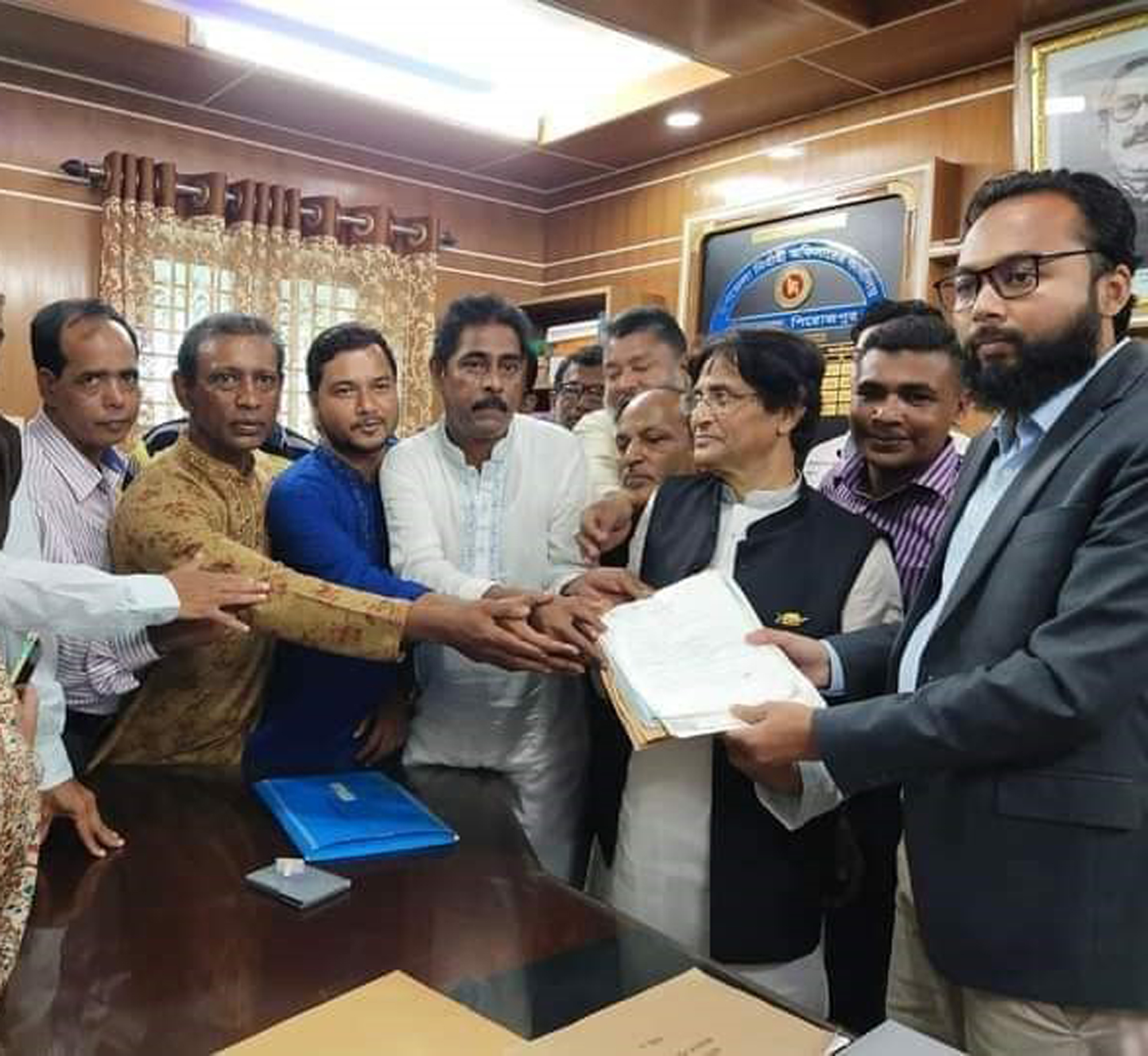 পিরোজপুরে উৎসবমুখর পরিবেশে তিনটি আসনে মনোনয়ন জমা দিলেন প্রার্থীরা