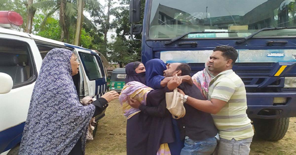 আসামী বহনকারী পুলিশের মাইক্রোর ধাক্কায় নারী নিহত