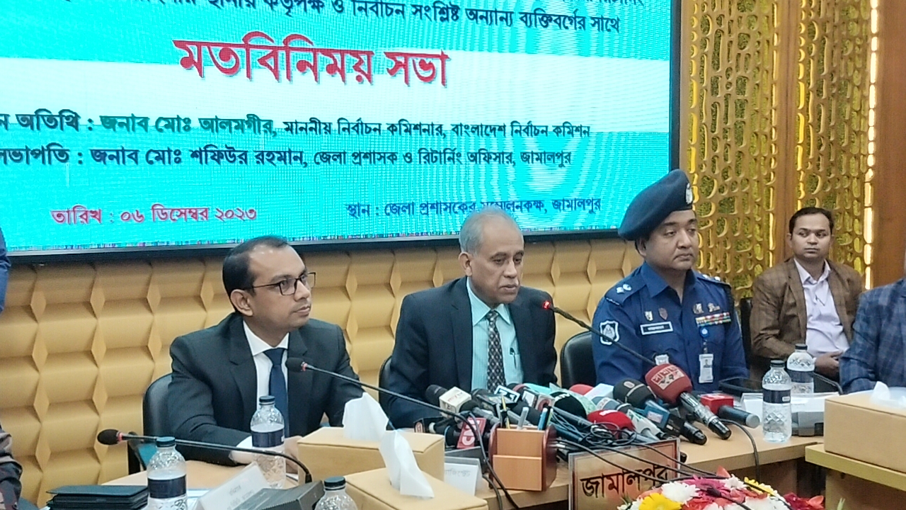 বিদেশী কোনো চাপ নেই, নির্বাচন যথা সময়েই অনুষ্ঠিত হবে: ইসি আলমগীর