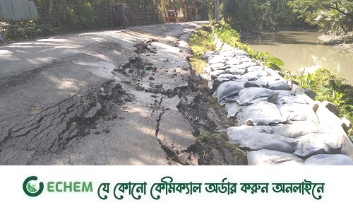 সড়ক দিয়ে ঝুঁকি নিয়ে যানবাহন চলাচল করে