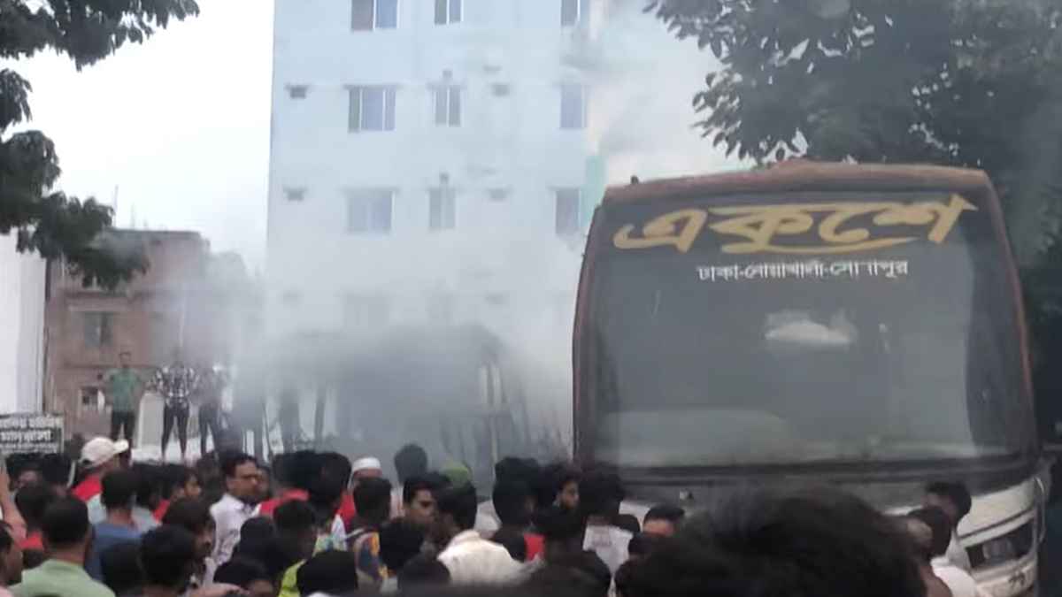 মানিকনগরে তিন বাসে আগুন