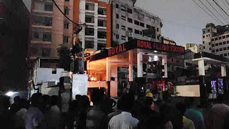 মহাখালীর রয়েল ফিলিং স্টেশনে আগুন