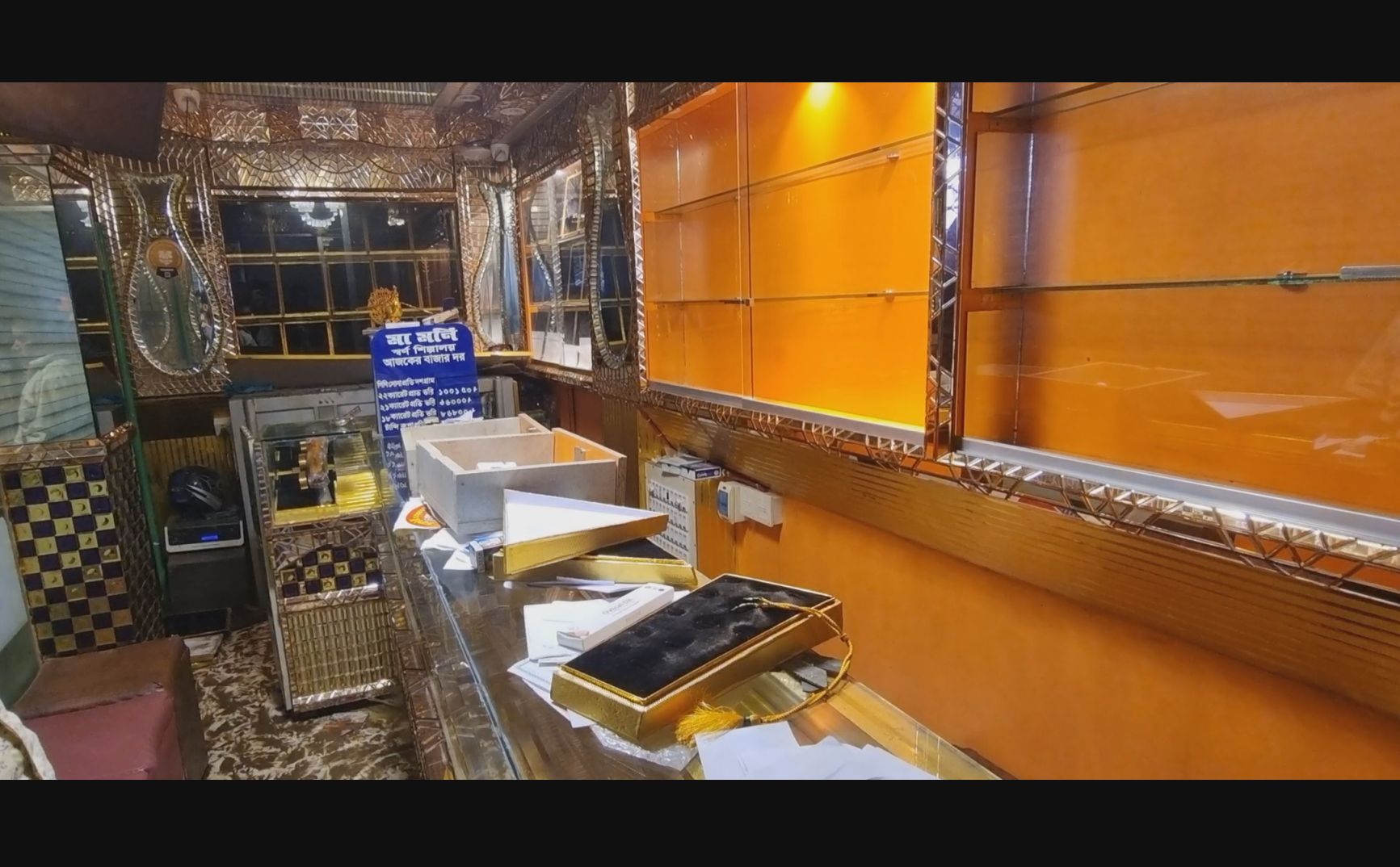 নৈশ প্রহরীকে হত্যা করে ২ দোকানে ডাকাতি, ৩ কোটি টাকার স্বর্ণ লুট