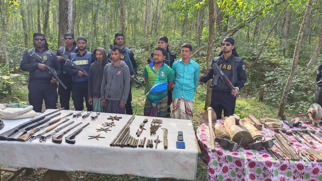 রামুর গহীন পাহাড়ে অস্ত্র তৈরির কারখানা থেকে বিপুল অস্ত্র উদ্ধার