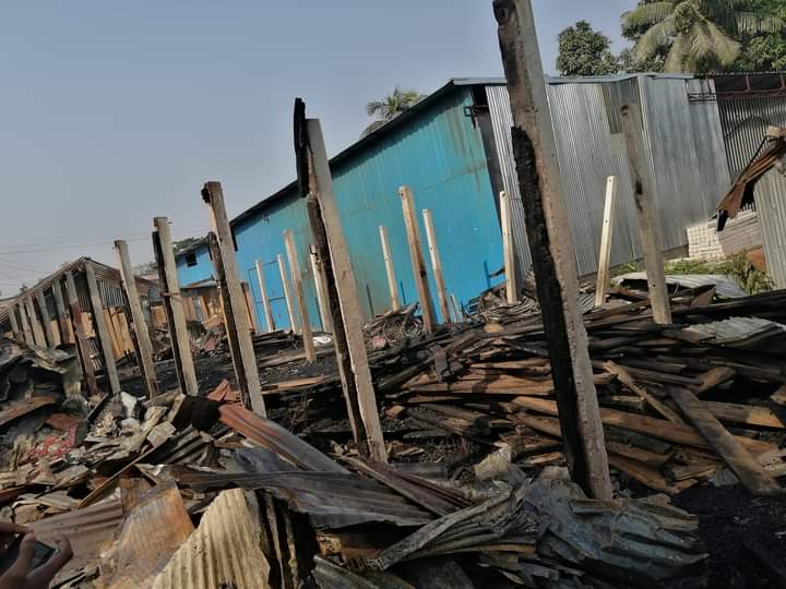 মিরসরাইয়ে শর্টসার্কিটের আগুনে বসতঘরসহ ৯টি ব্যবসা প্রতিষ্ঠান পুড়ে ছাই