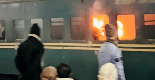 জয়পুরহাটে ট্রেনের একটি বগিতে আগুন