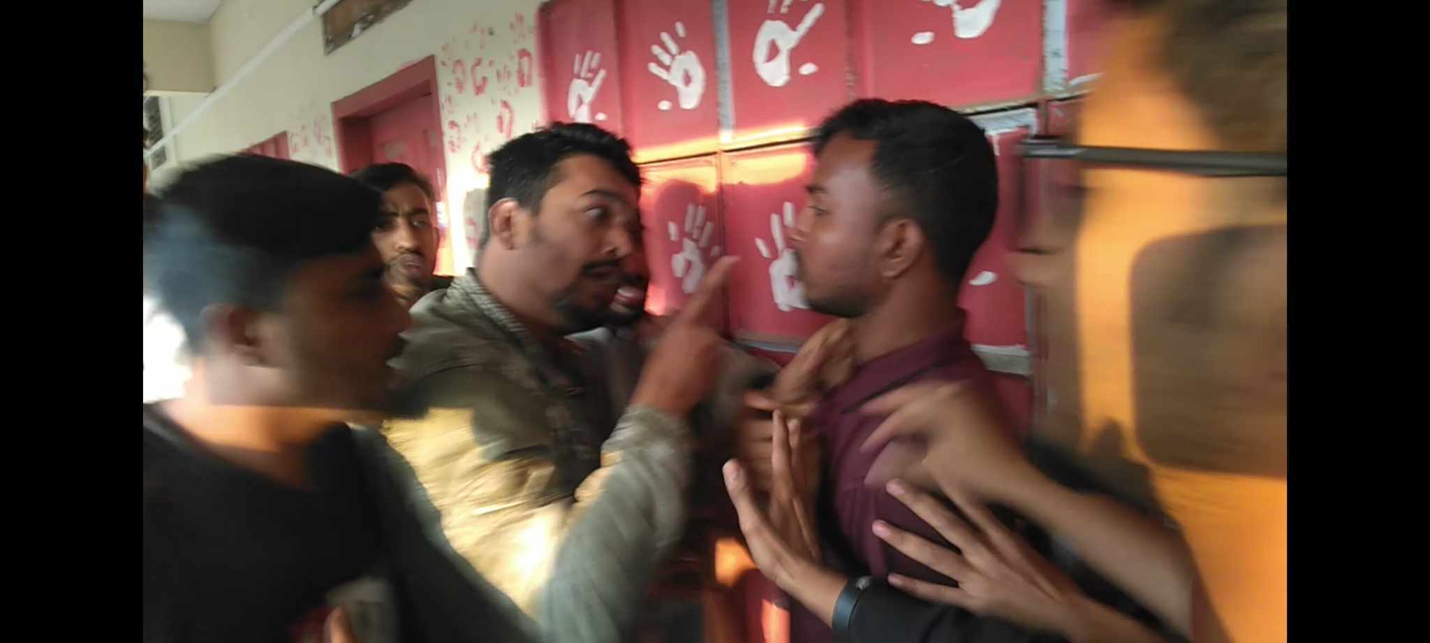 বিজয় দিবসের খাবার বন্টন নিয়ে মারামারিতে জড়ালো কুবি শাখা ছাত্রলীগ