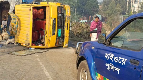 নরসিংদীতে কাভার্ডভ্যানের চাপায় অটোচালক নিহত, আহত ৩