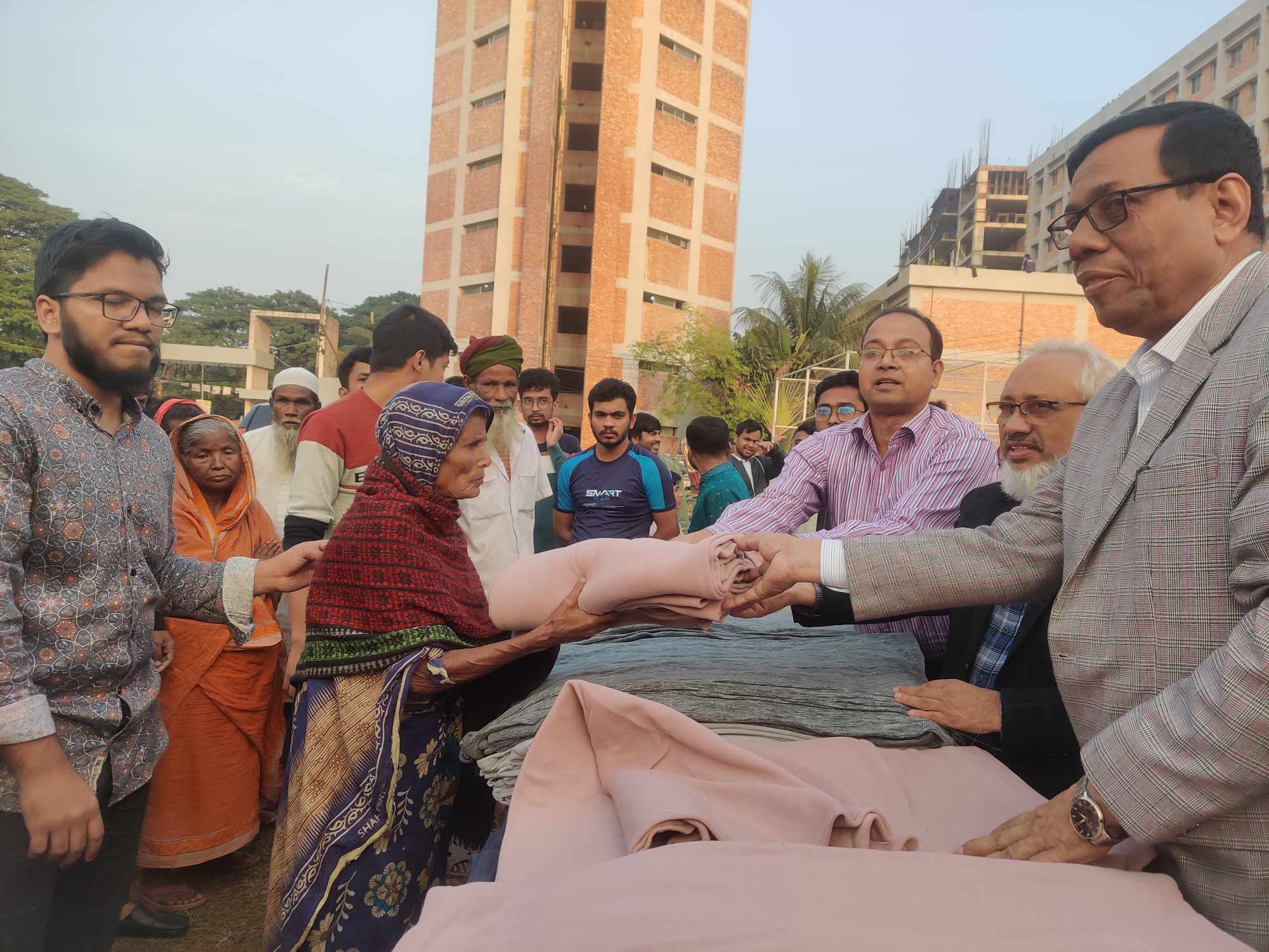 শেকৃবিতে দুঃস্থদের মাঝে শীতবস্ত বিতরণ