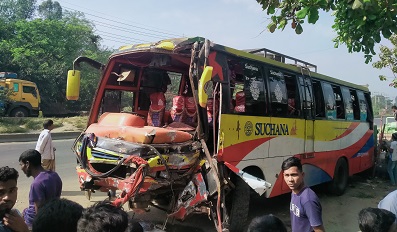সীতাকুণ্ডে নিয়ন্ত্রণ হারিয়ে যাত্রীবাহী বাস দোকানে ঢুকে এক বৃদ্ধের মৃত্যু