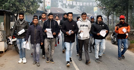 পাবনায় অসহযোগ আন্দোলন ও ভোট বর্জনে ডা. আহমেদ মোস্তফা নোমানের লিফলেট বিতরণ