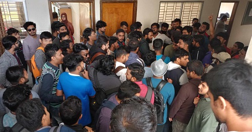 গবিতে জরিমানা বাতিলের দাবিতে শিক্ষার্থীদের আন্দোলন