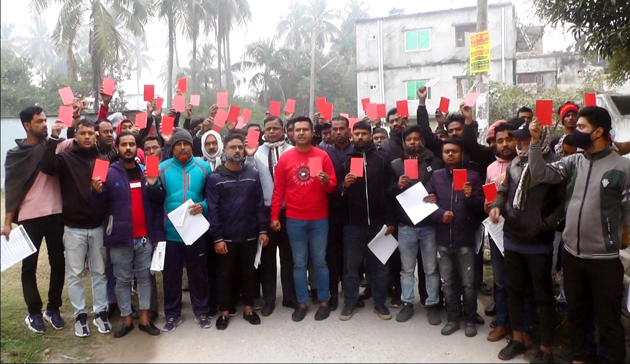 পাবনায় ভোট বর্জনে বিএনপির লাল কার্ড প্রদর্শনী ও লিফলেট বিতরণ