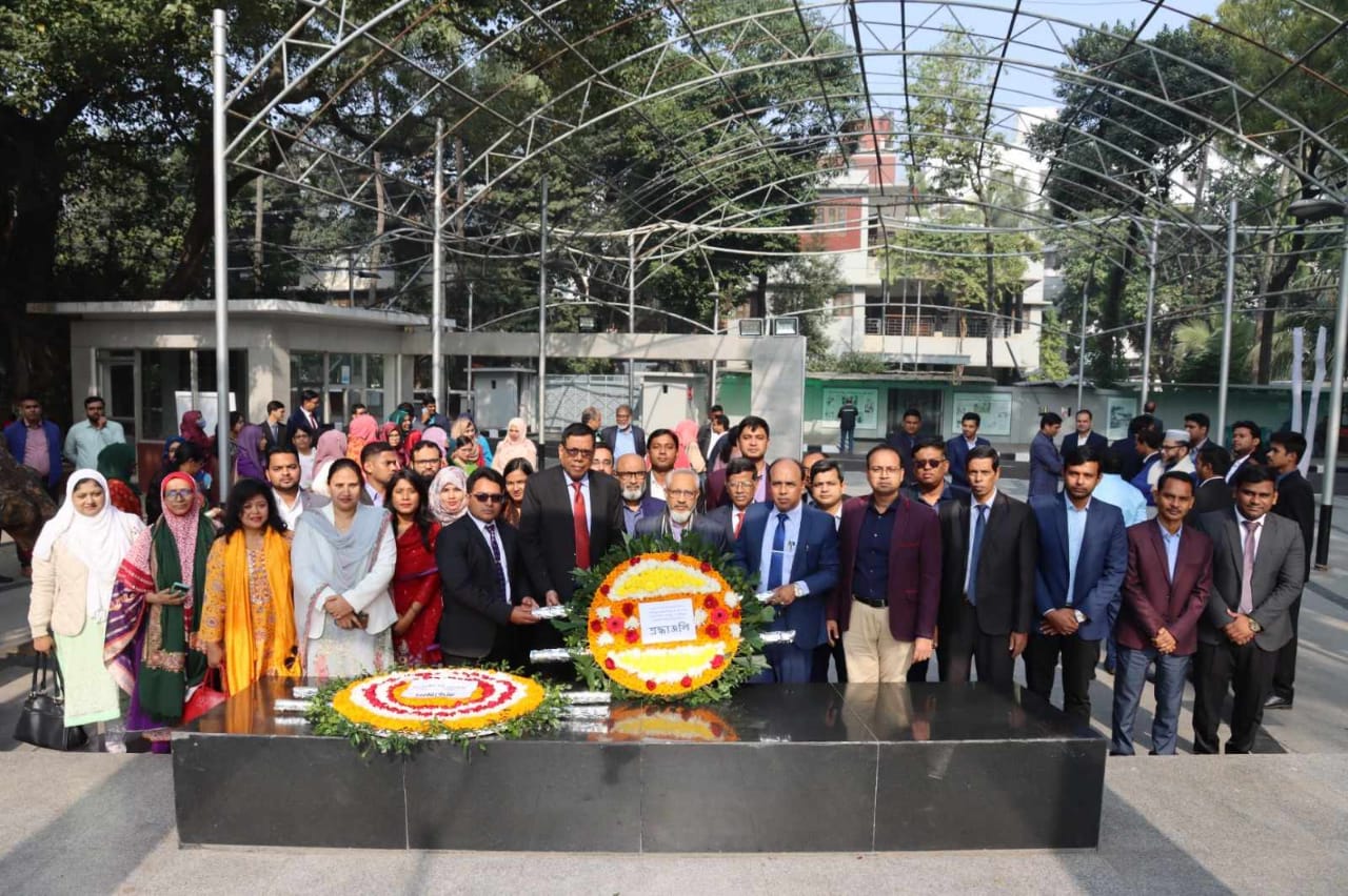 বঙ্গবন্ধুর প্রতিকৃতিতে শেকৃবির নবনিযুক্ত শিক্ষক-কর্মকর্তাবৃন্দের শ্রদ্ধা নিবেদন
