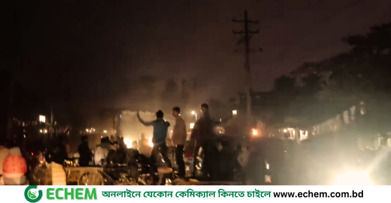 নৌকার প্রচারণায় নিয়ে গিয়ে ভাড়া কম দেওয়ায় ভ্যান চালকদের সড়ক অবরোধ