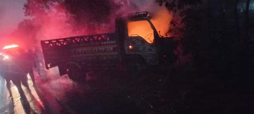 সীতাকুণ্ডে মাল বোঝায় একটি পিকআপে দুর্বৃত্তদের আগুন