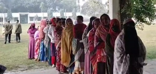 ফরিদপুরে চলছে উৎসব মুখর পরিবেশে ভোট গ্রহণ