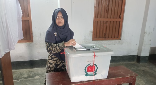 দিনাজপুরে শান্তিপূর্ণ ভোট গ্রহণ চলছে, ভোটারের উপস্থিতি কম