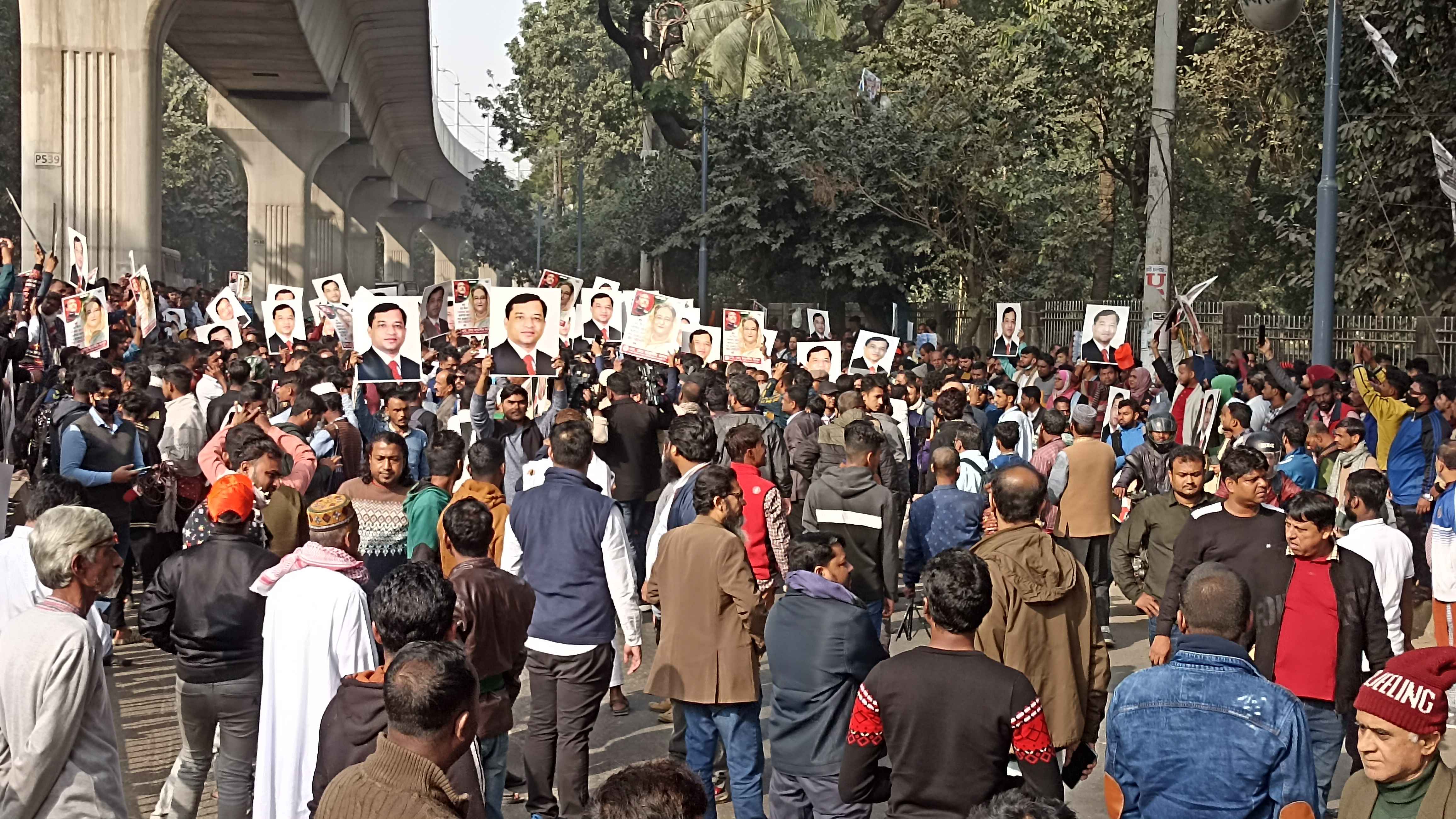 সমাবেশে দলে দলে যোগ দিচ্ছেন নেতাকর্মীরা