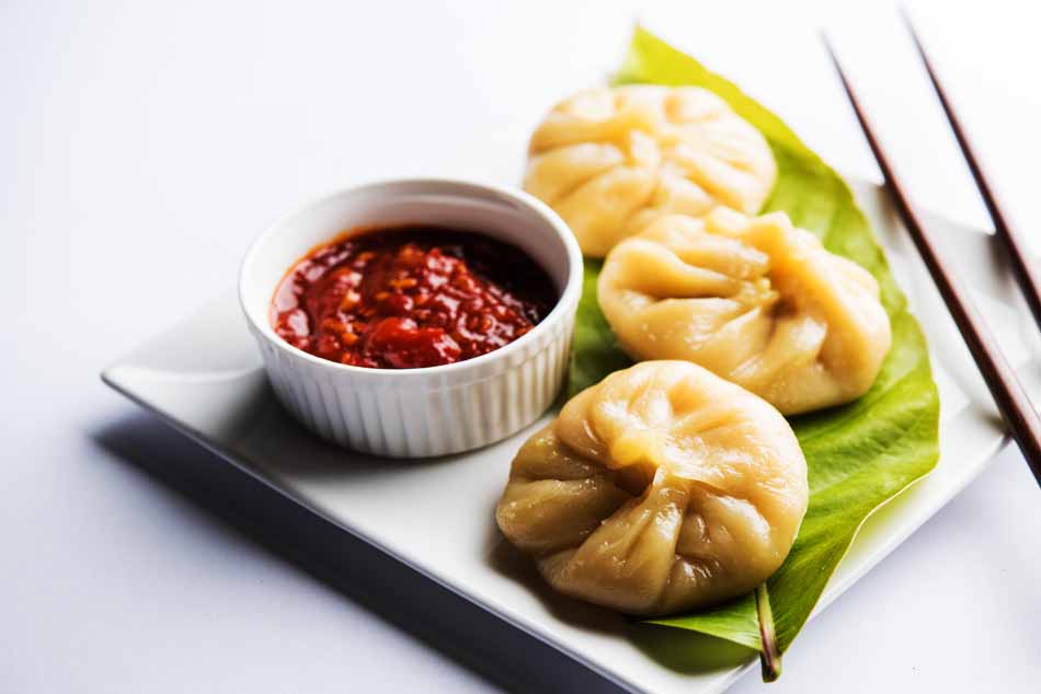 মোমো খেতে গিয়ে অতিরিক্ত চাটনি চাওয়ায় অস্ত্র দিয়ে কোপালেন বিক্রেতা