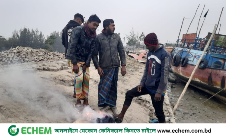 মোংলায় কনকনে শীতে কাঁপছে মানুষ, বিপাকে দরিদ্র শ্রমজীবীরা
